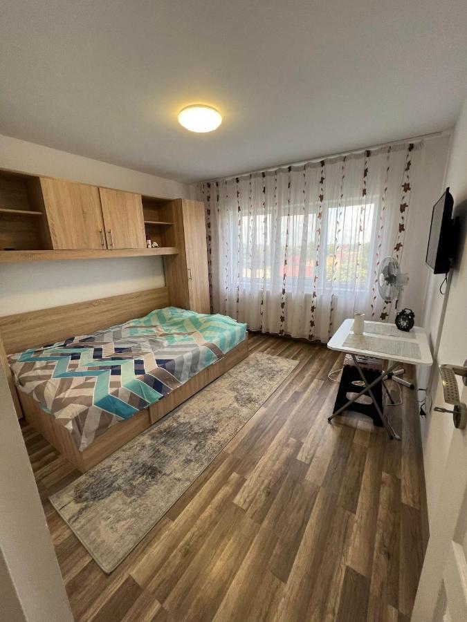 Apartament Cu 2 Dormitoare - Madalina Corabia Dış mekan fotoğraf